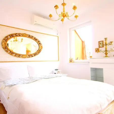 Penthouse Suites Gold Apartament *